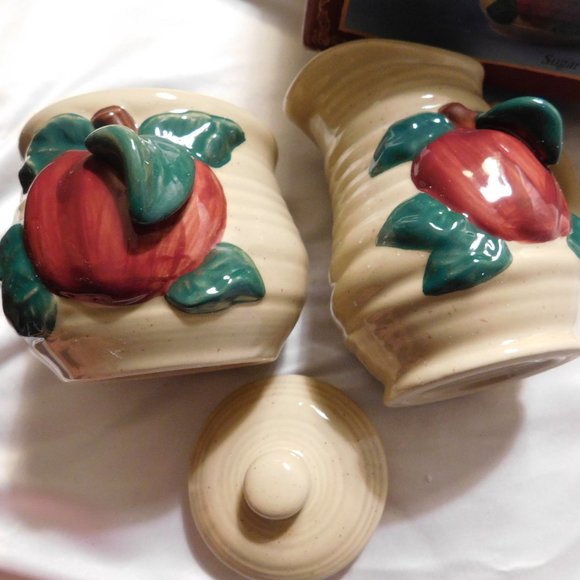 CRACKER BARREL APPLE DESIGN CREAMER AND SUGAR BOWL WITH LID - Picture 4 of 8